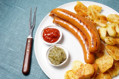 Ketçap ile ızgara sosis