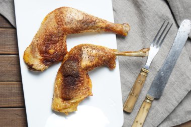 iki kızarmış tavuk baget