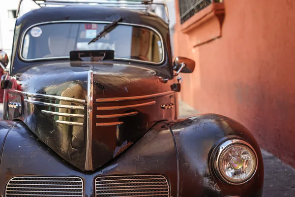 Velho carro americano marrom — Fotografia de Stock