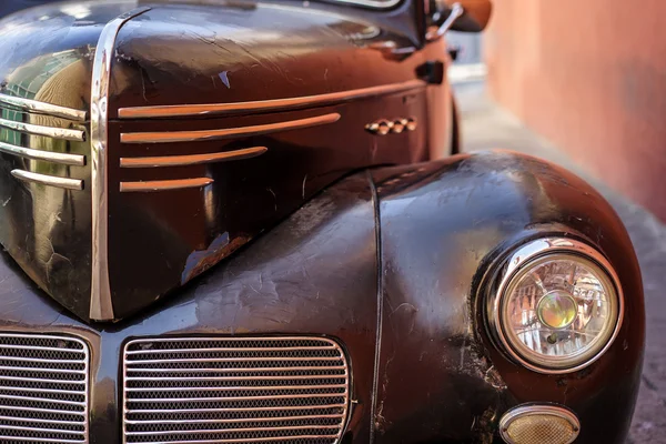 Velho carro americano marrom — Fotografia de Stock
