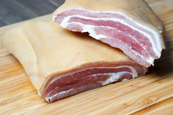 Çiğ jambon, füme domuz eti