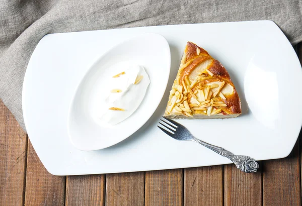 Apple pie with almonds — Stock Photo, Image