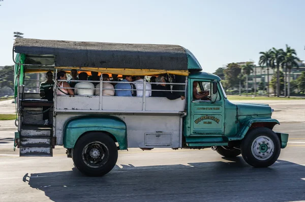 Vintage Truck a Raod, Kuba — Stock Fotó