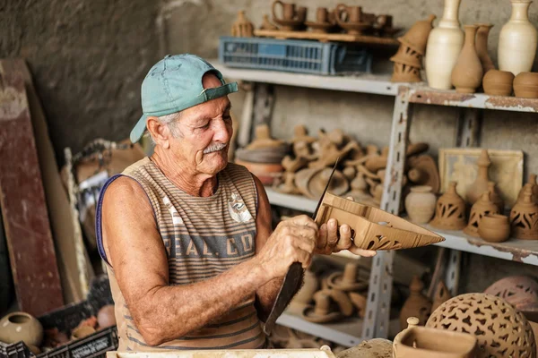 Ceramista cubano e il suo lavoro — Foto Stock