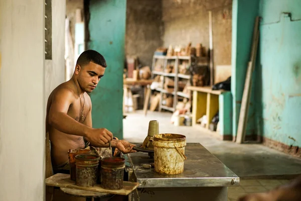 Кубинский гончар и его работы — стоковое фото