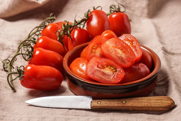 Tomates rojos de ciruela ecológicos maduros — Foto de Stock