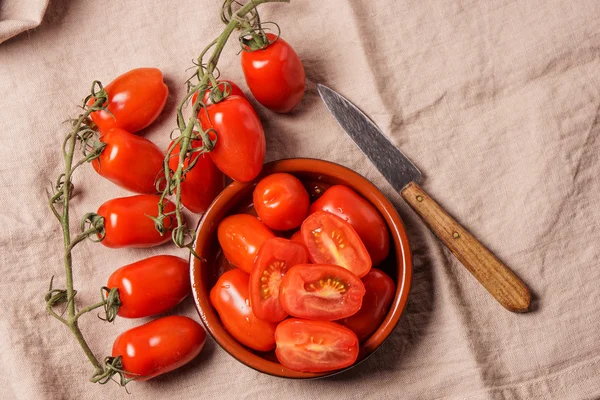 Tomates rojos de ciruela ecológicos maduros — Foto de Stock