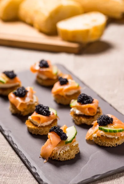 Tartine di salmone affumicato con panna acida e caviale — Foto Stock