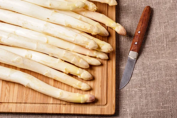 Fijne biologische witte asperges — Stockfoto