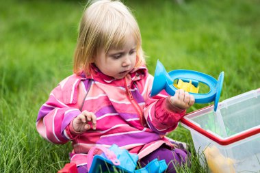 küçük kız oynamaya