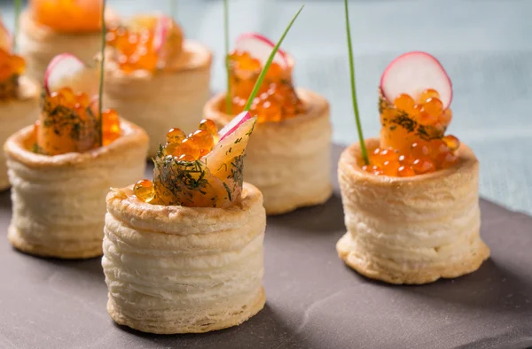 Deliciosos aperitivos de salmón con salsa —  Fotos de Stock