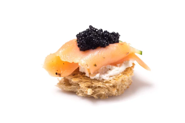 Canapés de salmón ahumado con crema agria y caviar — Foto de Stock