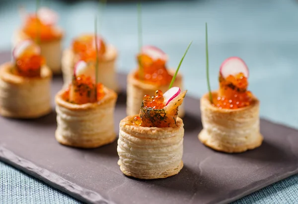 Deliciosos aperitivos de salmón con salsa — Foto de Stock