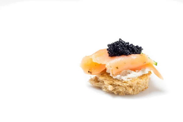 Canapés de salmão defumado com creme de leite e caviar — Fotografia de Stock