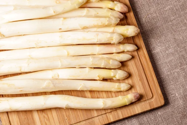 Fijne biologische witte asperges — Stockfoto