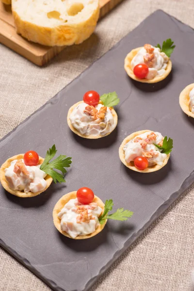 Canapés, Aperitivo con ensalada de pollo cremosa —  Fotos de Stock