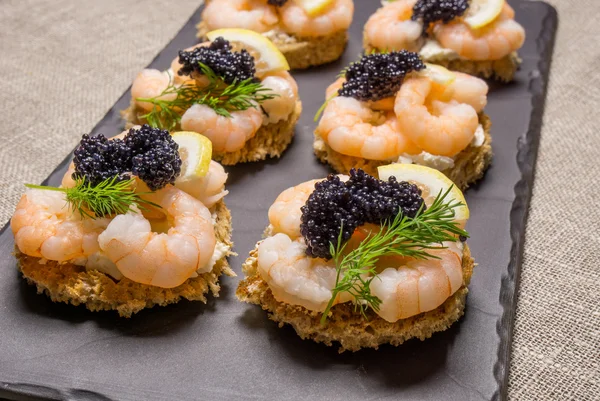 Aperitivo de camarones servido sobre pan tostado — Foto de Stock