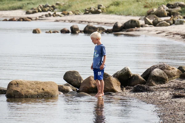 Un petit garçon qui marche dans l'eau — Photo