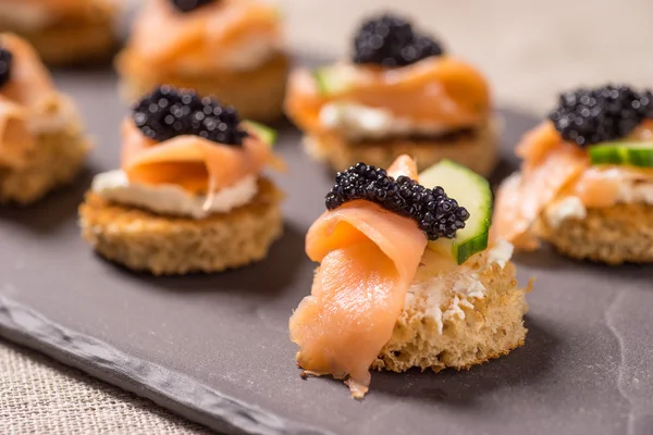 Tartine di salmone affumicato con panna acida e caviale — Foto Stock