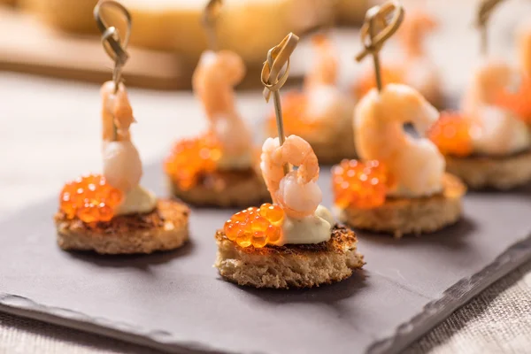 Aperitivo de camarones servido sobre pan tostado —  Fotos de Stock