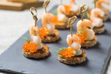 Kızarmış ekmek karides meze servis