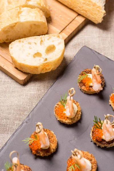 Aperitivo de camarão servido em pão torrado — Fotografia de Stock