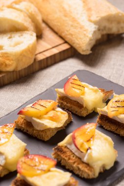 kanepeler, meze ile brie ızgara.