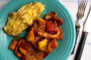 soğan, elma ve mash Porkchop