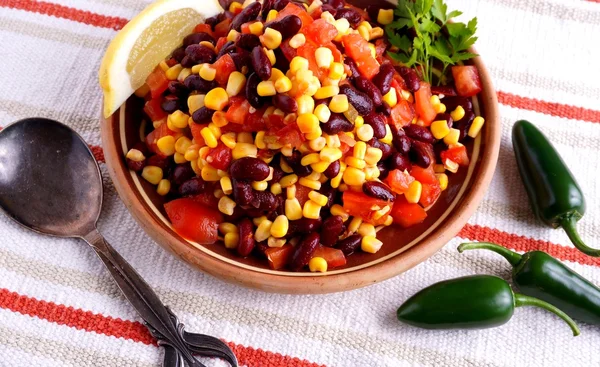 Salsa salada e pimentas verdes — Fotografia de Stock