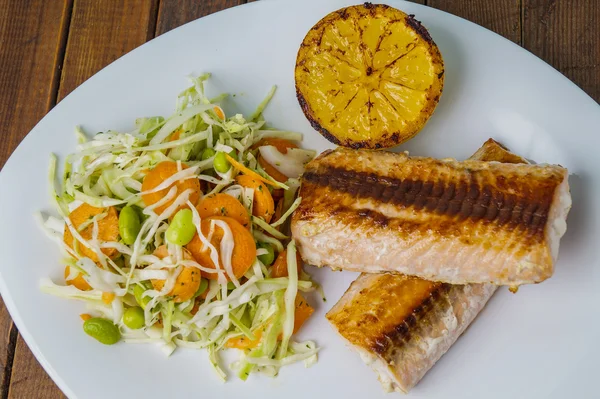 Salmon with salad and lemon — Stock Photo, Image
