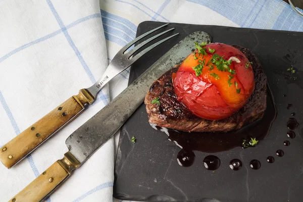 Bife de lombo com batatas assadas — Fotografia de Stock