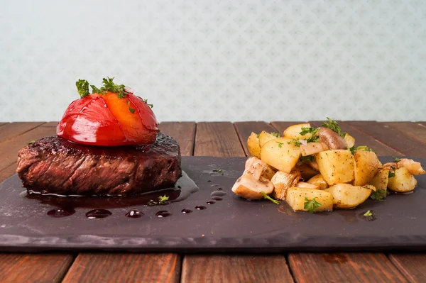 Bife de lombo com batatas assadas — Fotografia de Stock