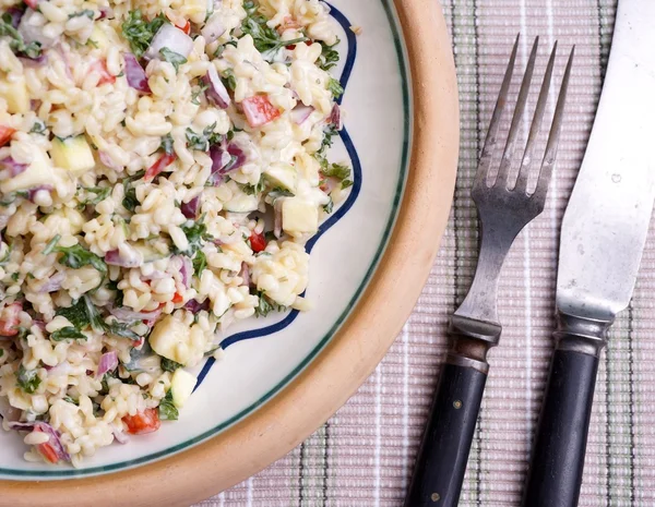 Tabouleh en tazón en la mesa — Foto de Stock