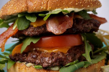 büyük jambon ve peynirli burger