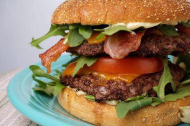 büyük jambon ve peynirli burger
