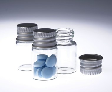 Beyaz arka plan üzerine açık şişe tıpta