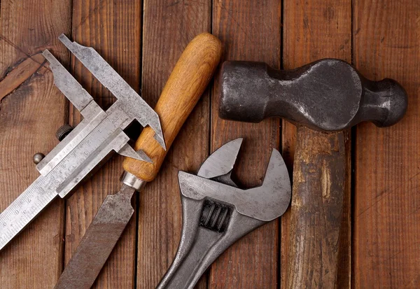 Martillo, pinza, lima y llave Herramientas antiguas — Foto de Stock