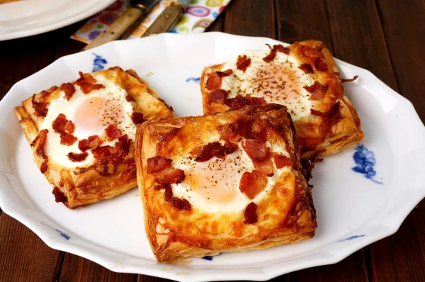 Bladerdeeg ontbijt - eieren, spek en kaas — Stockfoto