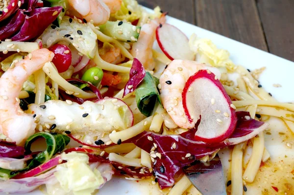 Delicious summer prawn and noodles salad — Stock Photo, Image