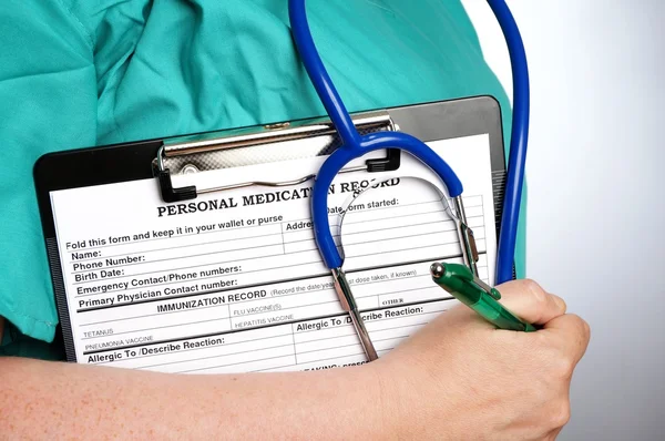 Medico con carta medica e stetoscopio — Foto Stock