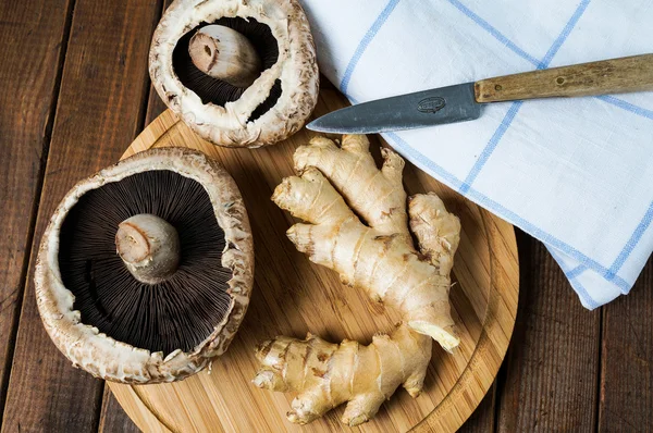 Fresh ginger root and portobello mushrooms — Stock Photo, Image