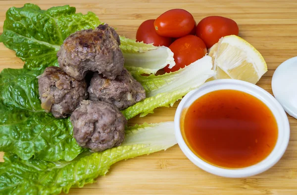 Asiatiska köttbullar med sås — Stockfoto