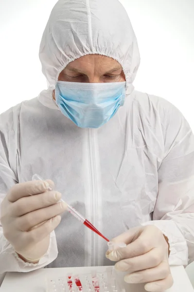 Man testing lab sample — Stock Photo, Image