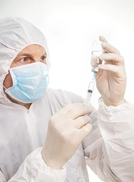 Hombre con jeringa y vial — Foto de Stock