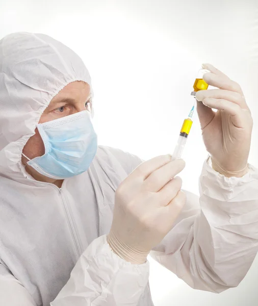 Hombre con jeringa y vial —  Fotos de Stock