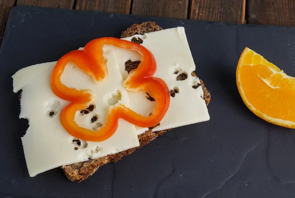 Ψωμί σίκαλης ολικής αλέσεως με τυρί — Φωτογραφία Αρχείου
