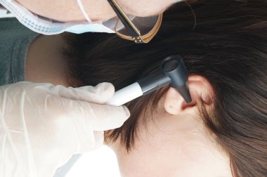 Kulak doktorun bir çocuk inceliyor