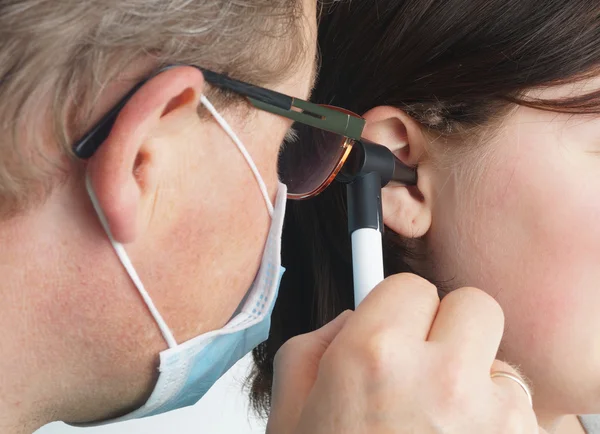 Ear doctor examines a child — Stock Photo, Image