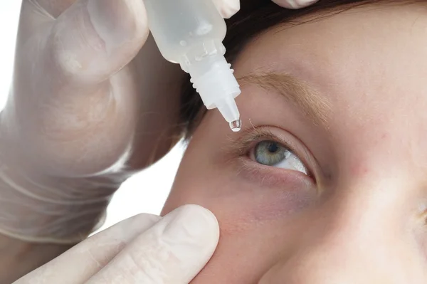 Nurse giving a child eye drops — Stock Photo, Image