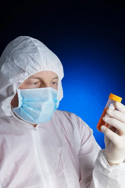 Lab worker testing a sample — Stock Photo, Image